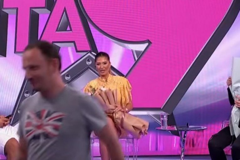 VODITELJKA BILA PRINUĐENA DA PREKINE PROGRAM NA PINKU: Anu ZABEZEKNULO ono što ju je sačekalo, usledila momentalna reakcija (VIDEO)