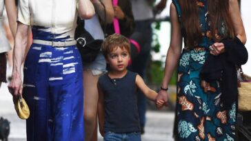 NAJGLAMUROZNIJA PENZIONERKA NA SVETU KAKVU JOŠ NISTE VIDELI: Ana prošetala sa svojim unukom, Oliver sme da je zove samo ovako (FOTO)