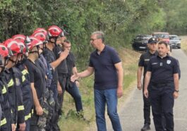 VUČIĆ SA VATROGASCIMA HEROJIMA U DELIBLATSKOJ PEŠČARI: Ovi ljudi zaslužuju slavu! Oni su se borili sa požarima (FOTO/VIDEO)