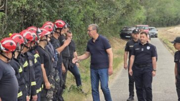 VUČIĆ SA VATROGASCIMA HEROJIMA U DELIBLATSKOJ PEŠČARI: Ovi ljudi zaslužuju slavu! Oni su se borili sa požarima (FOTO/VIDEO)