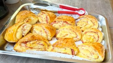 PREUKUSNO TESTO KOJE NESTAJE SA STOLA ZA ČAS: Kiflice sa sirom, puterom i šunkom (RECEPT)