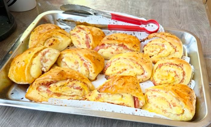 PREUKUSNO TESTO KOJE NESTAJE SA STOLA ZA ČAS: Kiflice sa sirom, puterom i šunkom (RECEPT)