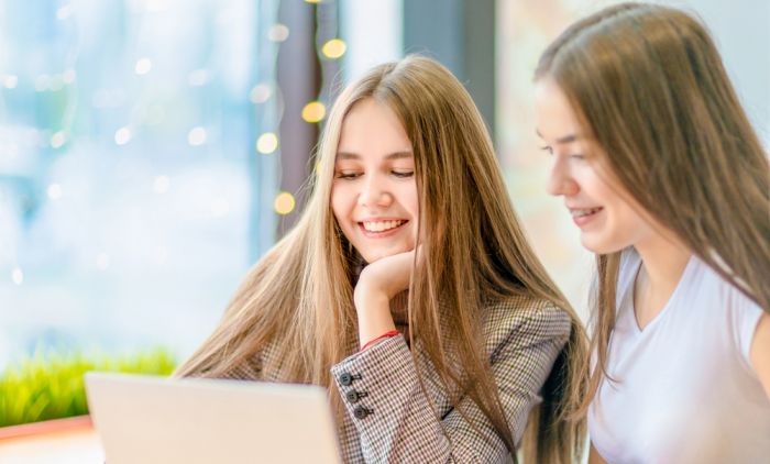 ŠTA ZNAČI KADA NEKO NASLANJA BRADU NA ŠAKU DOK VAS SLUŠA? Psiholozi kažu da ovaj položaj tela nije slučajan ŠTA ZNAČI KADA NEKO NASLANJA BRADU NA ŠAKU DOK VAS SLUŠA? Psiholozi kažu da ovaj položaj tela nije slučajan