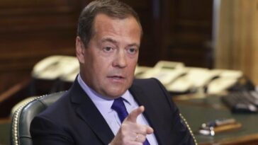MEDVEDEV ZAPRETIO: Rusija ima pravo da zapleni bilo koji strani brod koji nosi teret u interesu Kijeva