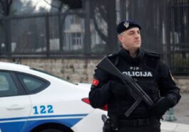 Palo 50 osoba u jednoj kući, policija zaplenjeni materijal iznosi u kamionima!