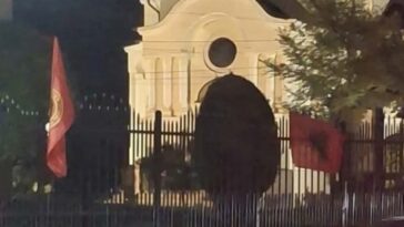 “POGORŠANJE BEZBEDNOSNE SITUACIJE NA KiM”: Eparhija raško-prizrenska o zastavama OVK na ogradi srpskih pravoslavnih hramova u Lipljanu