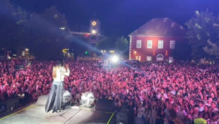 PONOVO U KOLAŠINU POSLE 37 GODINA: Cela Crna Gora pevala uglas sa Cecom Ražnatović (FOTO) PONOVO U KOLAŠINU POSLE 37 GODINA: Cela Crna Gora pevala uglas sa Cecom Ražnatović (FOTO)