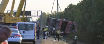 PRVE SCENE SA MESTA JEZIVE NESREĆE U MAĐARSKOj: Vatrogasci podigli autobus, strahuje se da ima još mrtvih