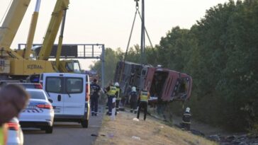 PRVE SCENE SA MESTA JEZIVE NESREĆE U MAĐARSKOj: Vatrogasci podigli autobus, strahuje se da ima još mrtvih