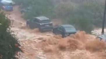 POPLAVE I NEVREME PARALISALI GRČKU: Grom pogodio ženu u automobilu, teško povređena prebačena u bolnicu (VIDEO)