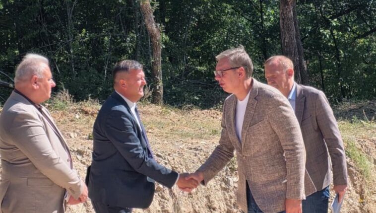 PREDSEDNIK U POSETI TOPLIČKOM OKRUGU Vučić obišao radove na putu Rudare-LJuša-Kuršumlijska Banja: Ovo predivno izgleda! (VIDEO) PREDSEDNIK U POSETI TOPLIČKOM OKRUGU Vučić obišao radove na putu Rudare-LJuša-Kuršumlijska Banja: Ovo predivno izgleda! (VIDEO)
