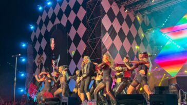 VIKI MILJKOVIĆ ZAPALILA UŠĆE: Uz 20 igrača priredila spektakl za pamćenje na festivalu “Dragi Bravo” (