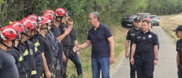 VUČIĆ U DELIBLATSKOJ PEŠČARI: Obilazi područje zahvaćeno požarom (FOTO/VIDEO)