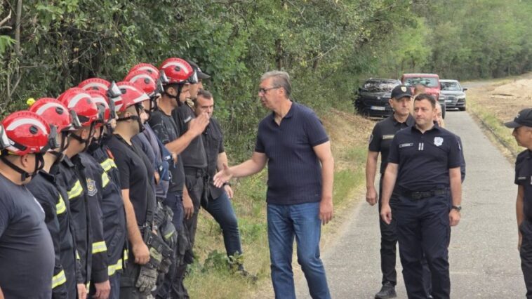 VUČIĆ U DELIBLATSKOJ PEŠČARI: Obilazi područje zahvaćeno požarom (FOTO/VIDEO)
