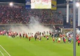 SKANDAL KOJI JE ŠOKIRAO PLANETU: Navijači sa noževima upali na teren, prekinut derbi (VIDEO)