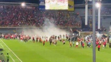 SKANDAL KOJI JE ŠOKIRAO PLANETU: Navijači sa noževima upali na teren, prekinut derbi (VIDEO)