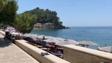 TURISTI U CRNOJ GORI POBESNELI: Ono što su zatekli na plaži pokrenulo pravu buru (VIDEO)