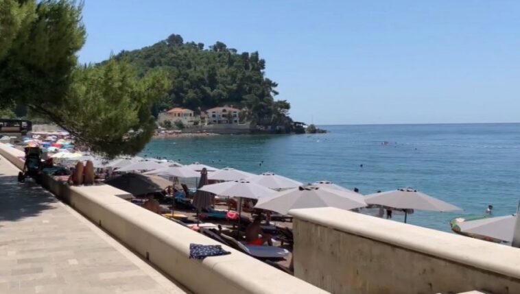 TURISTI U CRNOJ GORI POBESNELI: Ono što su zatekli na plaži pokrenulo pravu buru (VIDEO) TURISTI U CRNOJ GORI POBESNELI: Ono što su zatekli na plaži pokrenulo pravu buru (VIDEO)