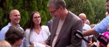 Volimo vas, predsedniče! Deca iz Parcana dočekala Vučića, on im obećao košarkaški teren