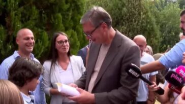Volimo vas, predsedniče! Deca iz Parcana dočekala Vučića, on im obećao košarkaški teren