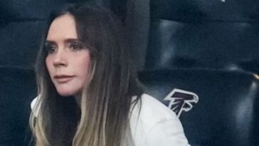 ŠEĆKA SE PO LUKSUZNOJ JAHTI U PROVIDNOM BIKINIJU: Ceo svet se pita kako izvodi da joj telo ovako izgleda u 52. godini života (FOTO)