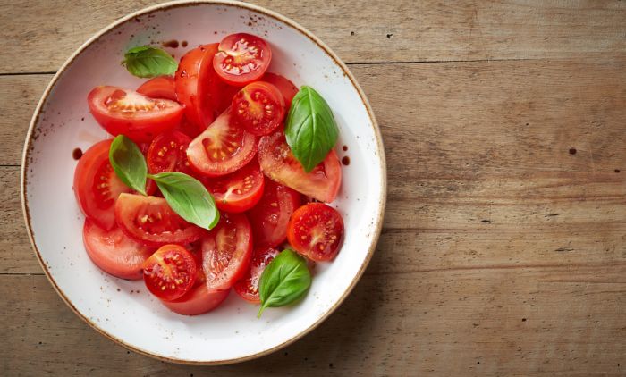 PARADAJZ SALATA VAM UVEK PUSTI VODU? Ovaj trik rešava problem PARADAJZ SALATA VAM UVEK PUSTI VODU? Ovaj trik rešava problem