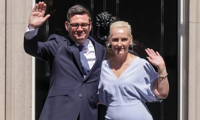U RIJALITIJU IZABRALA DRUGOG, ON JOJ JE SVE OPROSTIO: Evo zašto svi pričaju o “prvoj dami” Velike Britanije U RIJALITIJU IZABRALA DRUGOG, ON JOJ JE SVE OPROSTIO: Evo zašto svi pričaju o “prvoj dami” Velike Britanije